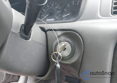 2000 Toyota Camry Le from USA, damaged, VIN 4T1BG22K3YU636135